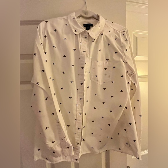 Gap shirt, white with bees. - Picture 1 of 3